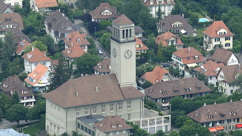 Die Friedenskirche in Bern aus der Vogelperspektive.