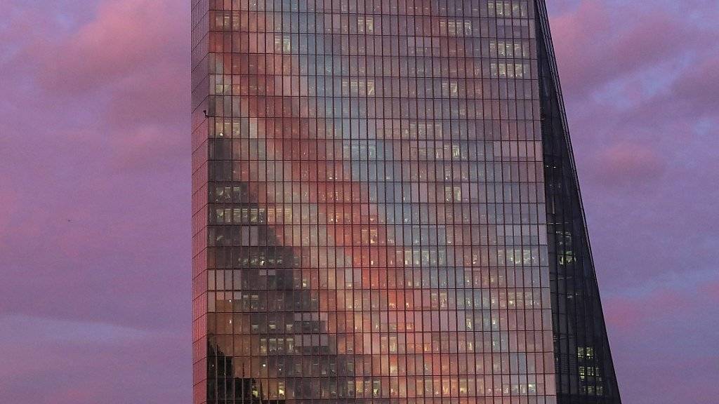 Der Sonnenuntergang spiegelt sich zwar an der EZB-Fassade in Frankfurt, der Zinsschritt aber noch lange nicht. (Archiv)