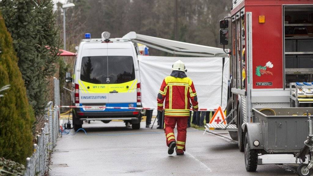 Ein Feuerwehrmann in der Nähe des Hauses in Rupperswil, in dem am Montag eine 48-jährige Mutter, ihre zwei Söhne sowie eine junge Frau getötet wurden (Archiv).