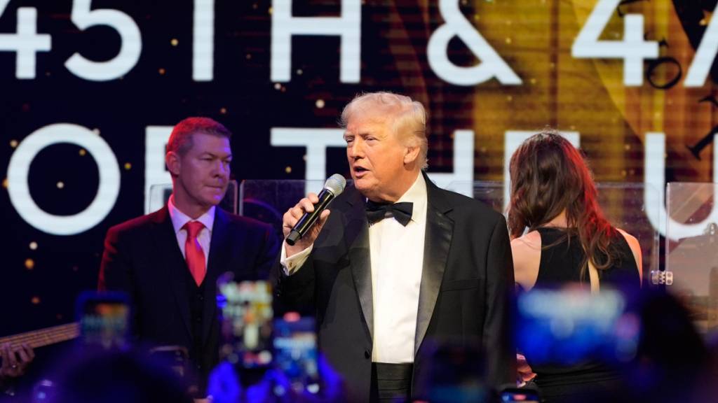 US-Präsident Donald Trump spricht bei einer Silvesterfeier in seinem Club Mar-a-Lago. Foto: Alex Brandon/AP/dpa