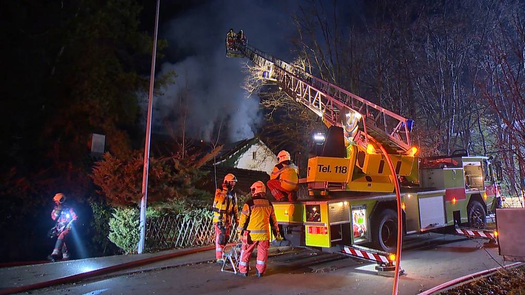 Feuerwehr-Grosseinsatz in Erlenbach (ZH): Dachstock in Vollbrand geraten