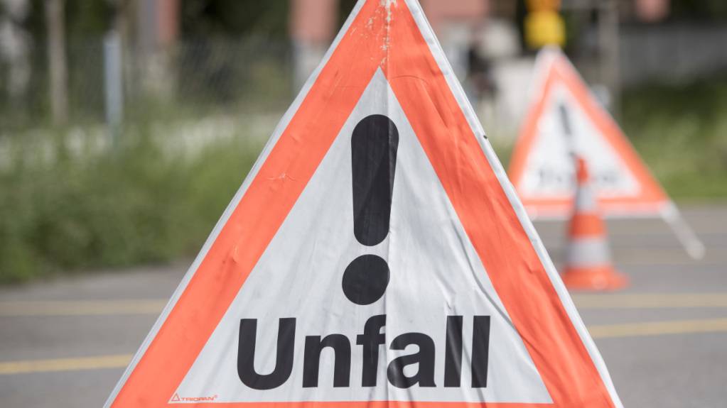 Bei einer seitlichen Kollision zwischen zwei Autos wurde am Mittwoch bei Merishausen ein 62-jähriger Mann verletzt. (Symbolbild)