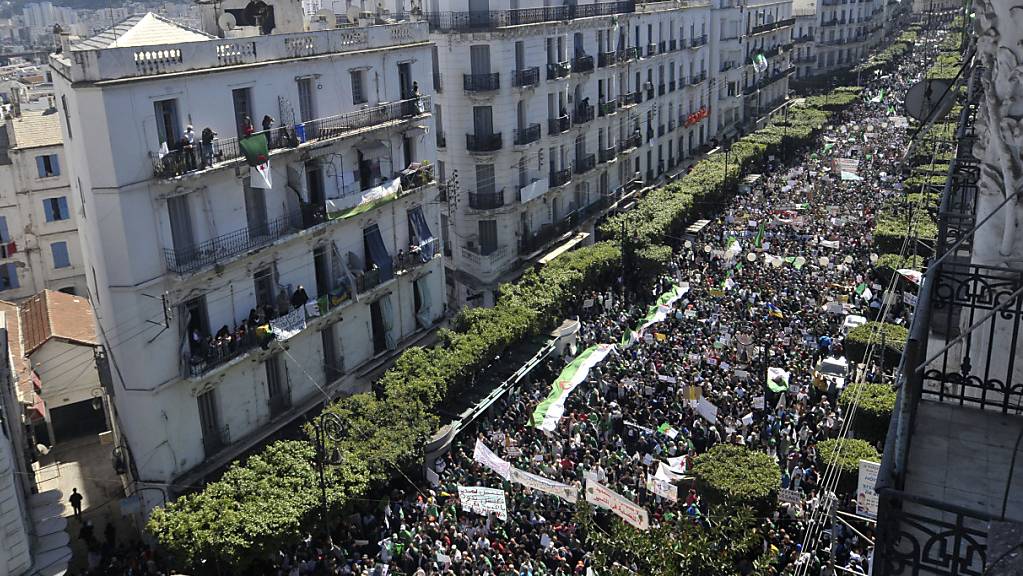Zehntausende Algerier gehen in der Hauptstadt Algier gegen die Präsidentenwahl auf die Strasse.