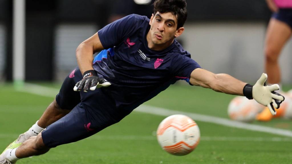 Top-Keeper Bono hechtet nach dem Ball