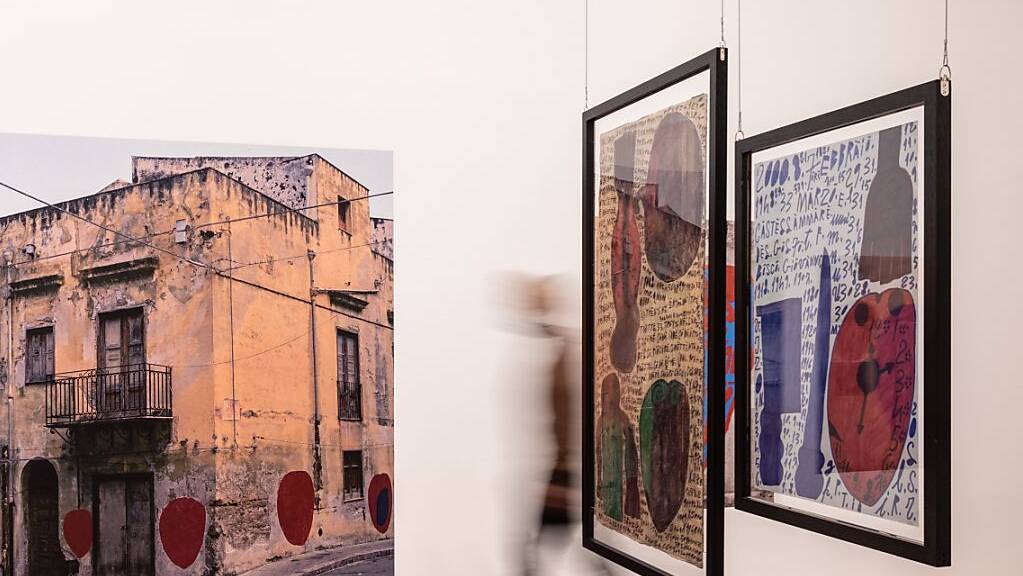 Werke und Werkdokumentationen von Giovanno Bosco in der Ausstellung «Ecrits d'Art Brut - Wilde Worte und Denkweisen» im Museum Tinguely.