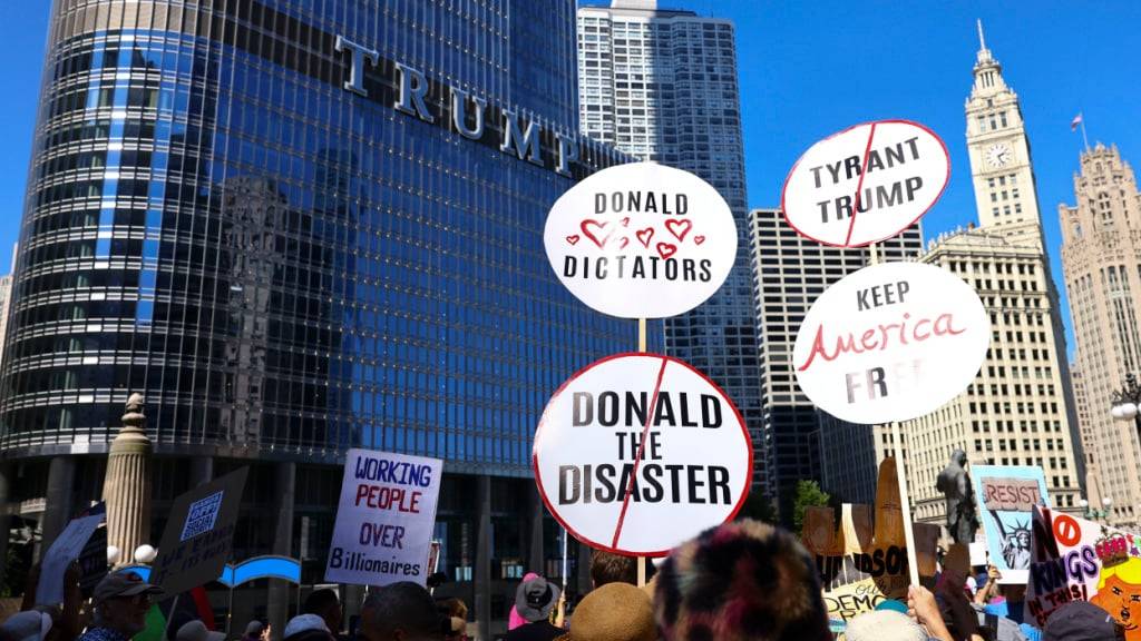 ARCHIV - Menschen versammeln sich zu einem Protest am Tag der Arbeit (Labor Day) vor dem Trump Tower im Loop. Der Protest richtet sich gegen die Ankündigung Trumps die Nationalgarde und Mitglieder der ICE in der Stadt einzusetzen. Foto: Anthony Vazquez/Chicago Sun-Times/AP/dpa