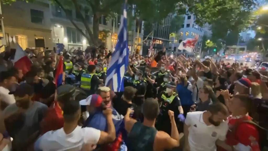 Polizei setzt Pfefferspray ein: Chaotische Szenen in Melbourne nach Djokovic-Entscheid