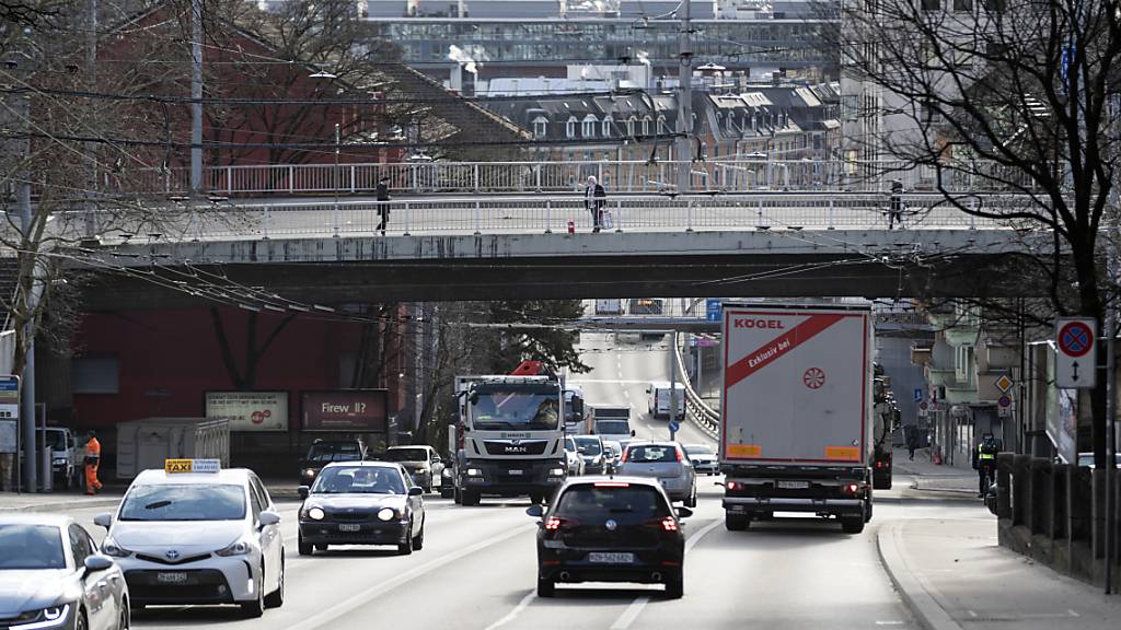 Der Regierungsrat unterstützt die bürgerliche «Mobilitätsinitiative», die Tempo 30 auf Hauptverkehrsachsen nur in Ausnahmefällen erlauben will. Im Bild die Rosengartenstrasse, wo die Stadt Zürich eigentlich Tempo 30 einführen möchte. (Archivbild)