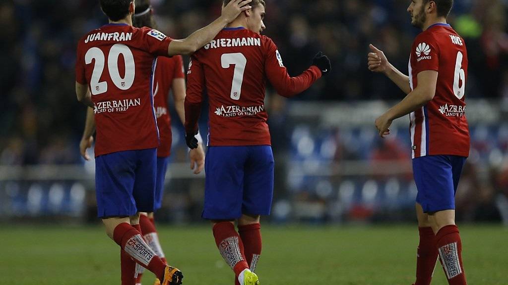 Antoine Griezmann wird von seinen Teamkollegen zum Tor gegen Real Sociedad beglückwünscht