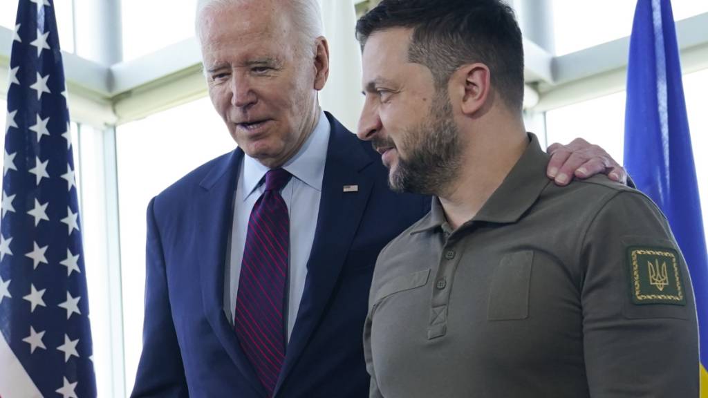 ARCHIV - Joe Biden und Wolodymyr Selensky unterhalten sich vor einer Arbeitssitzung zur Situation in der Ukraine während des G7-Gipfels im Mai. Foto: Susan Walsh/AP Pool/dpa