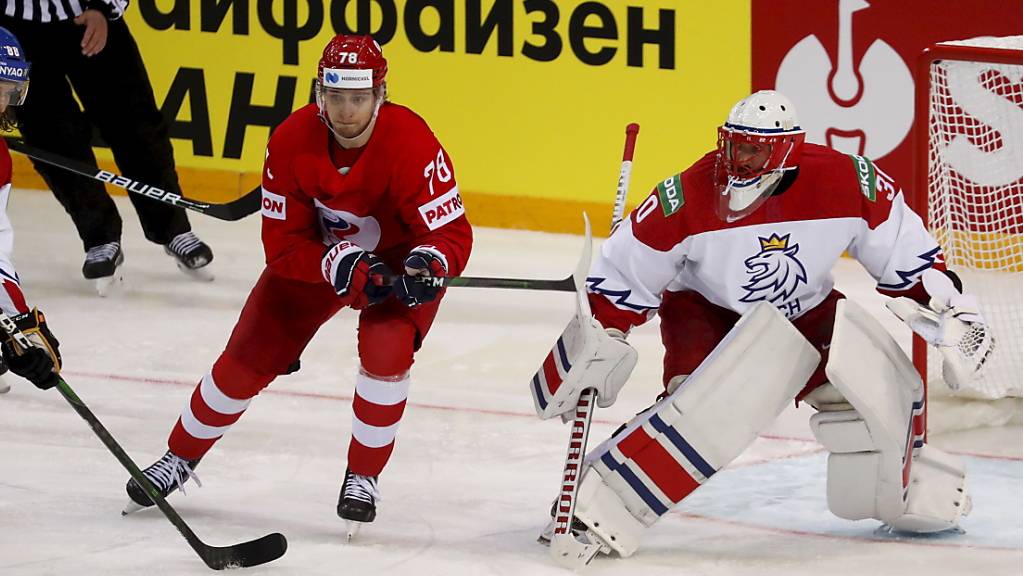 Tschechien (in weiss) verliert das WM-Startspiel in Riga gegen Russland mit 3:4. Am Samstag treffen die Tschechen auf die Schweiz