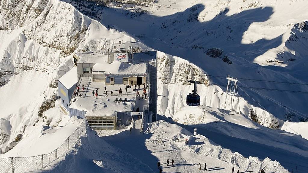Die Titlis Bergstation auf 3020 Metern Höhe. Bei einer Variantenabfahrt am Titlis ist ein 19-jähriger Deutscher tödlich verunglückt. (Archivbild)