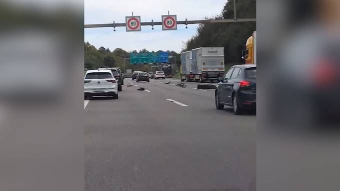 Reifenteile blockieren Fahrstreifen auf der Autobahn A1 bei Baden