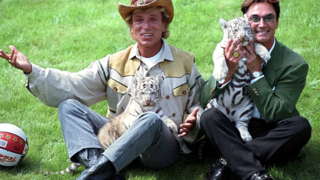 Die deutschen Magier Siegfried (l) und Roy, stellen sich im «Hollywood-Safari-Park» mit zwei weissen Tiger-Jungen den Fotografen vor. (Archivbild)