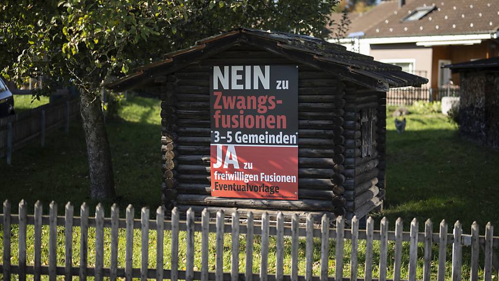 Ein Abstimmungsplakat in Stein AR wirbt für ein Nein zum Gegenvorschlag und ein Ja zur Eventualvorlage. Über die beiden Varianten wird am 26. November abgestimmt.