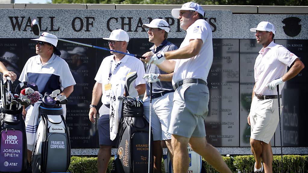 Ryan Palmer (vorne) machte am Donnerstag den ersten Abschlag nach der Corona-Pause auf der US PGA Tour