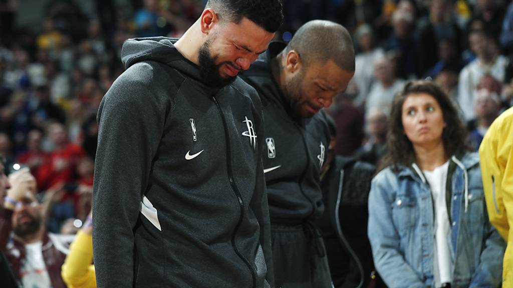 Wenn das Spiel zur Nebensache wird: Houstons Spieler Austin Rivers und P.J. Tucker trauern vor dem Spiel in Denver um Kobe Bryant