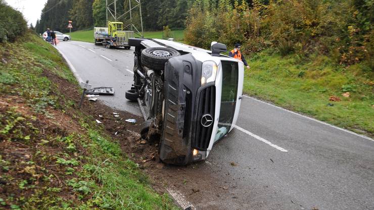 Däniken SO, October 17: After a grazing collision with a van with a trailer, a white van rolled over on its side.  The handlebar was easily injured.