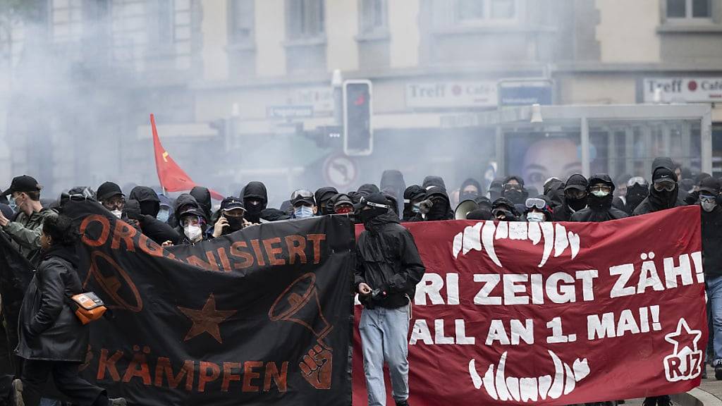 Nicht immer geht es an den 1.-Mai-Feiern friedlich zu. So gehört es schon fast zur Tradition, dass es in Zürich zu einer Nachdemonstration kommt. (Archivbild)