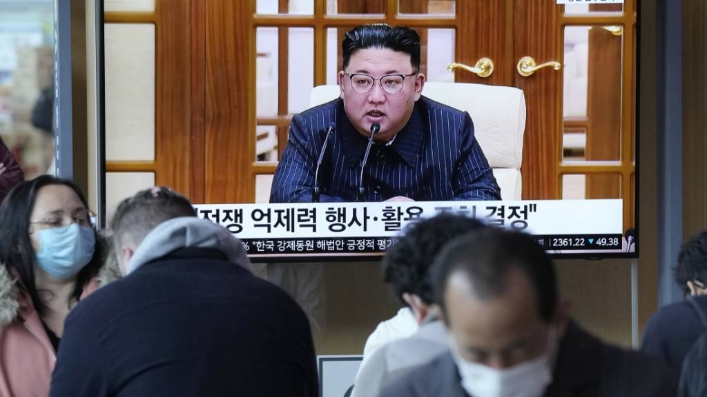 ARCHIV - Fernsehbilder im Bahnhof von Seoul zeigen den nordkoreanischen Machthaber Kim Jong Un. Foto: Ahn Young-joon/AP
