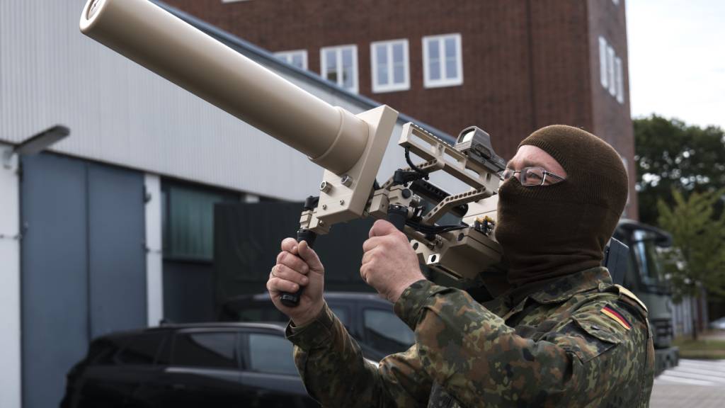 ARCHIV - Ein Bundeswehrsoldat präsentiert den Counter UAV Jammer HP 47 bei der Leistungsschau Drohnenabwehr am zweiten Tag der Großübung «Red Storm Bravo». Foto: Marcus Golejewski/dpa