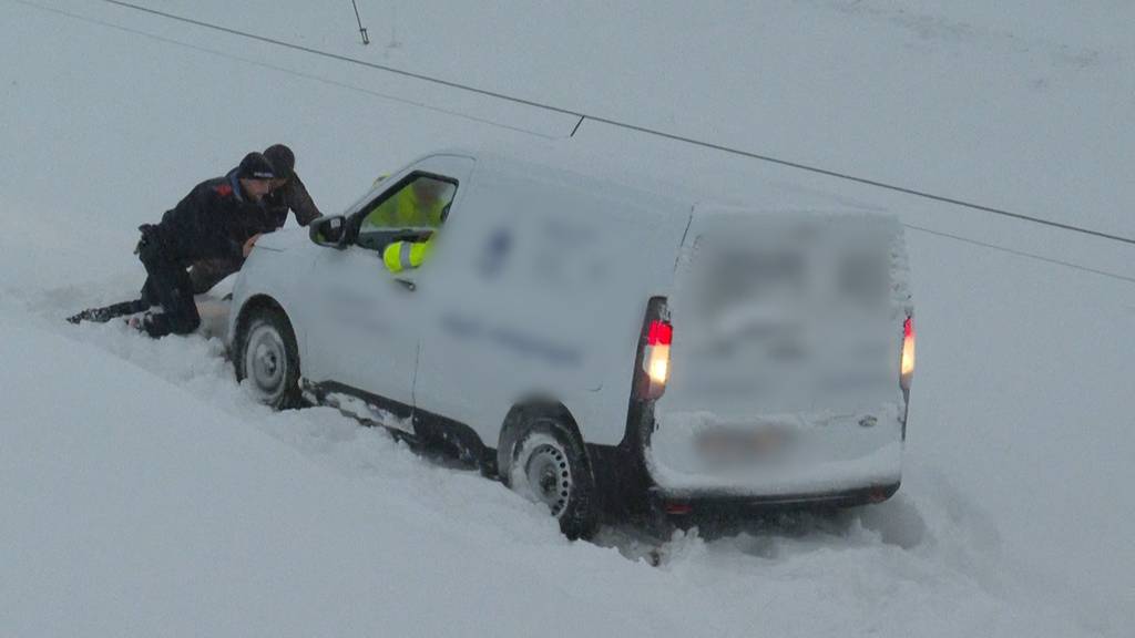 Schneechaos auf Schwyzer Strassen