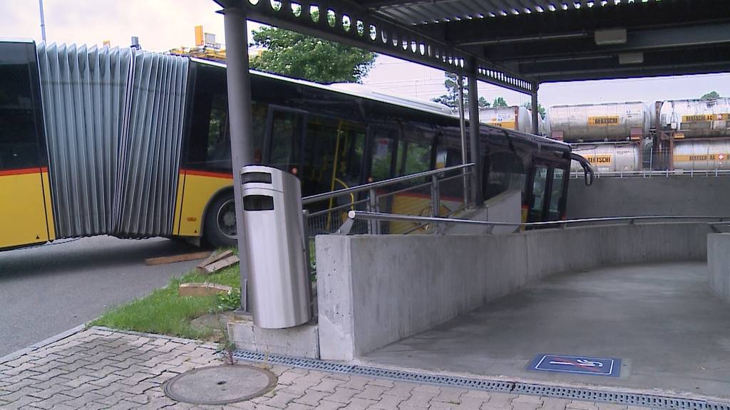 Postauto neben der Spur: Zwei Unfälle in zwei Tagen