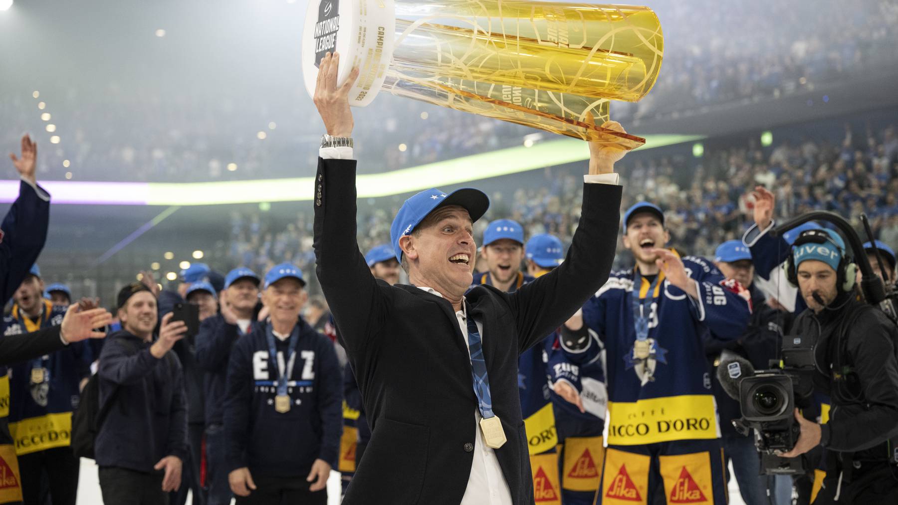 Zugs Cheftrainer Dan Tangnes freut sich nach ihrem Sieg im siebten Playoff-Final Eishockeyspiel der National League zwischen dem EV Zug und ZSC Lions am Sonntag, 1. Mai 2022, in der Bossard Arena in Zug.