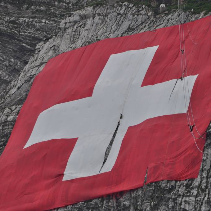 Arbeiter flicken die grösste Schweizerfahne