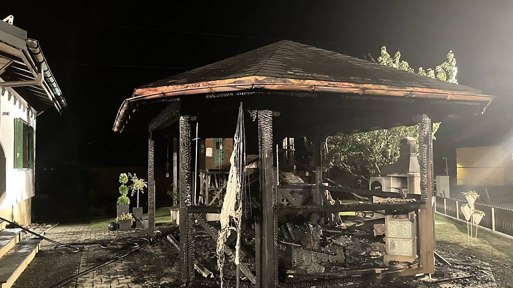 Die Gartenhütte brannte ab. Auch am angrenzenden Wohnhaus entstand Sachschaden.