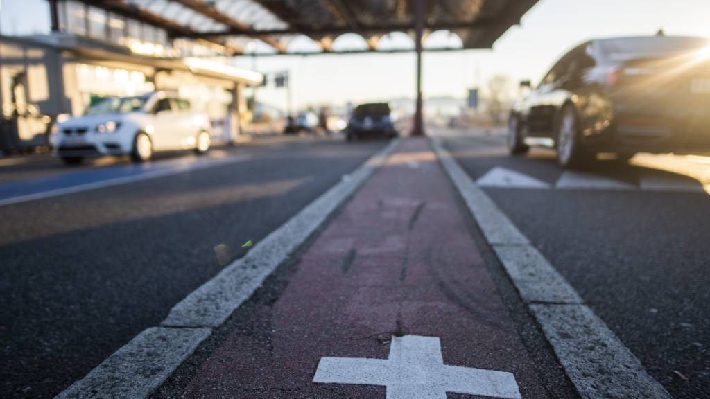 Beim Grenzübergang in Au SG wurde ein Slowake kontrolliert. Weil er eine Festnahme befürchtete, sprang er in den Rhein und schwamm über die Grenze nach Lustenau A. (Archivbild)