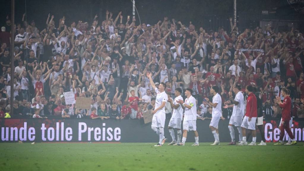 Schon während des Spiels von Aarau gegen YB kam es zu Zwischenfällen. Wegen eigener Pyros erlitten fünf YB-Fans teils erhebliche Brandverletzungen. (Archivbild)