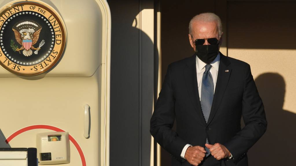 Joe Biden, Präsident der USA, steigt aus der Air Force One. Foto: Benoit Doppagne/BELGA/dpa