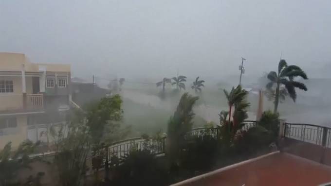 Taifun «Vongfong» trifft mit 190 km/h auf die Küste