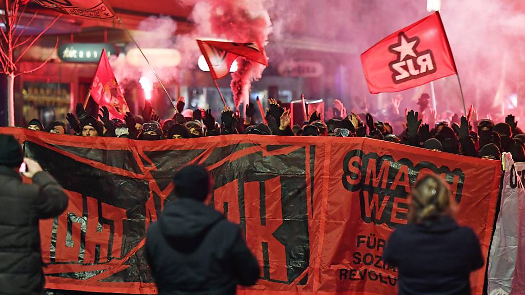 Demonstrationen sollen im Kanton Zürich bewilligungspflichtig sein, fordert die «Anti-Chaoten-Initiative». Das soll gemäss Amnesty International völkerrechtswidrig sein. (Archivbild)I