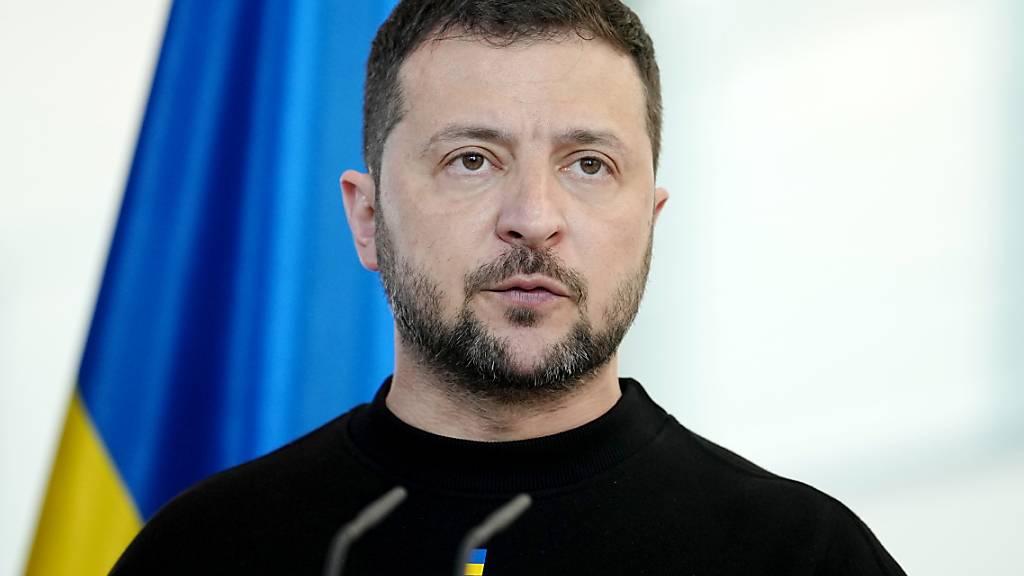 ARCHIV - Der ukrainische Präsident Wolodymyr Selenskyj hat den ukrainischen Botschafter in Großbritannien von seinem Posten abberufen. Foto: Kay Nietfeld/dpa