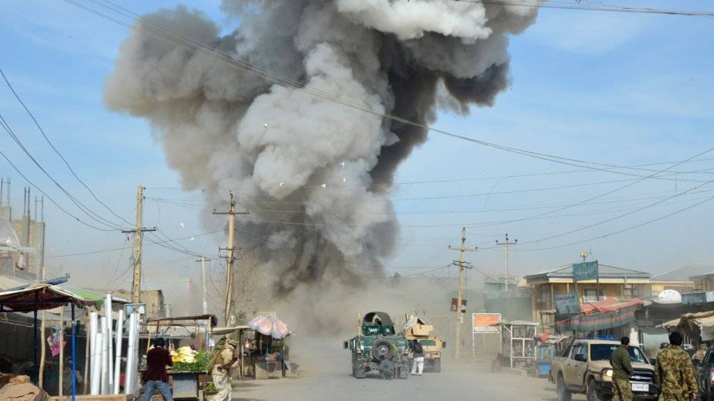 Rauch steigt auf, wo sich ein Taliban-Selbstmordattentäter in Kundus in die Luft gesprengt hat. Weite Teile der Stadt sollen bereits in die Hände der islamistischen Aufständischen gefallen sein (Archiv).