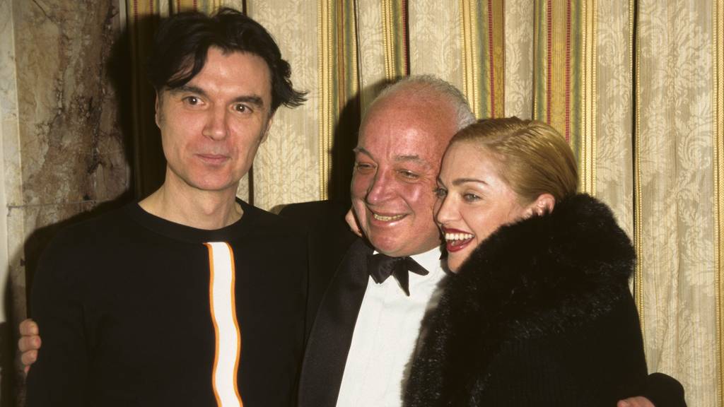 David Byrne (Talking Heads), Seymour Stein und Madonna im Jahr 1996.