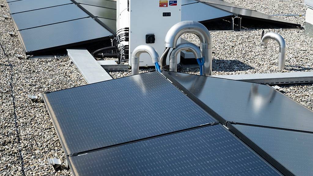 Die Stimmberechtigten im Kanton Schaffhausen haben die Solarinitiative abgelehnt. Es gibt somit auch künftig keine Verpflichtung für Hauseigentümer, eine Photovoltaikanlage auf dem Dach zu bauen. (Symbolbild)