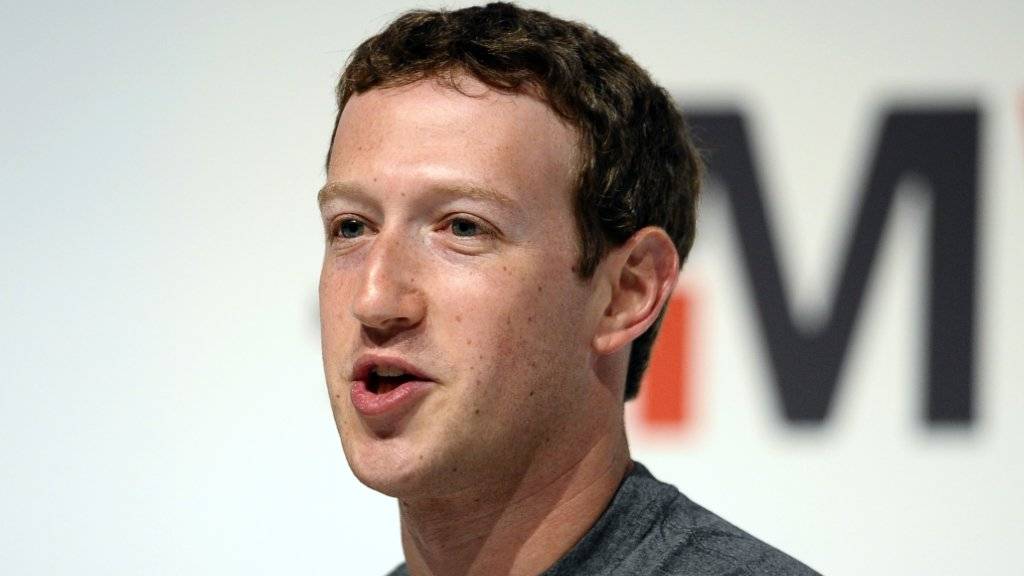 Facebook-CEO Mark Zuckerberg schützt seine Privatsphäre mit einfachen Mitteln - einem Stück Klebeband. (Archivbild)