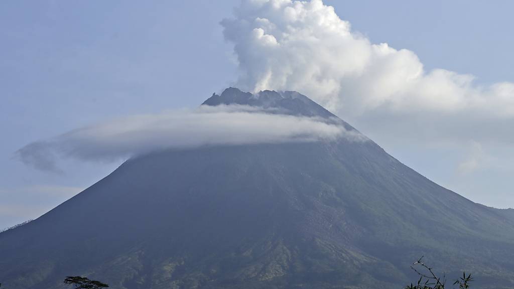 Der Berg Merapi spuckt vulkanischen Dampf aus seinem Krater. Der 2.968 Meter hohe Berg spuckte am 07.01.2021 inmitten seiner zunehmenden vulkanischen Aktivitäten heiße Wolken aus. Foto: Taufiq Rozzaq/AP/dpa