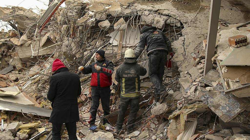 Rettungskräfte suchen nach Überlebenden in einem eingestürzten Gebäude. Foto: Emrah Gurel/AP/dpa