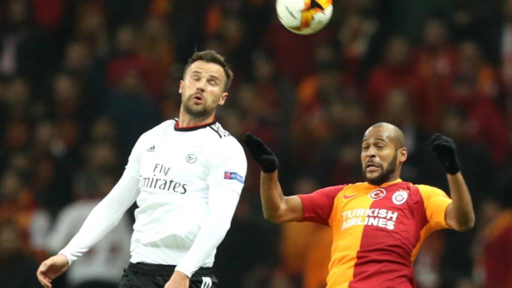 Haris Seferovic (links) kommt Galatasarays Marcão zuvor