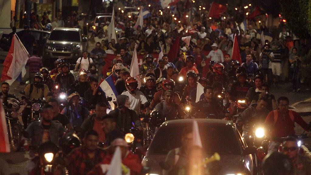Nächtlicher Protestzug der Opposition in Tegucigalpa