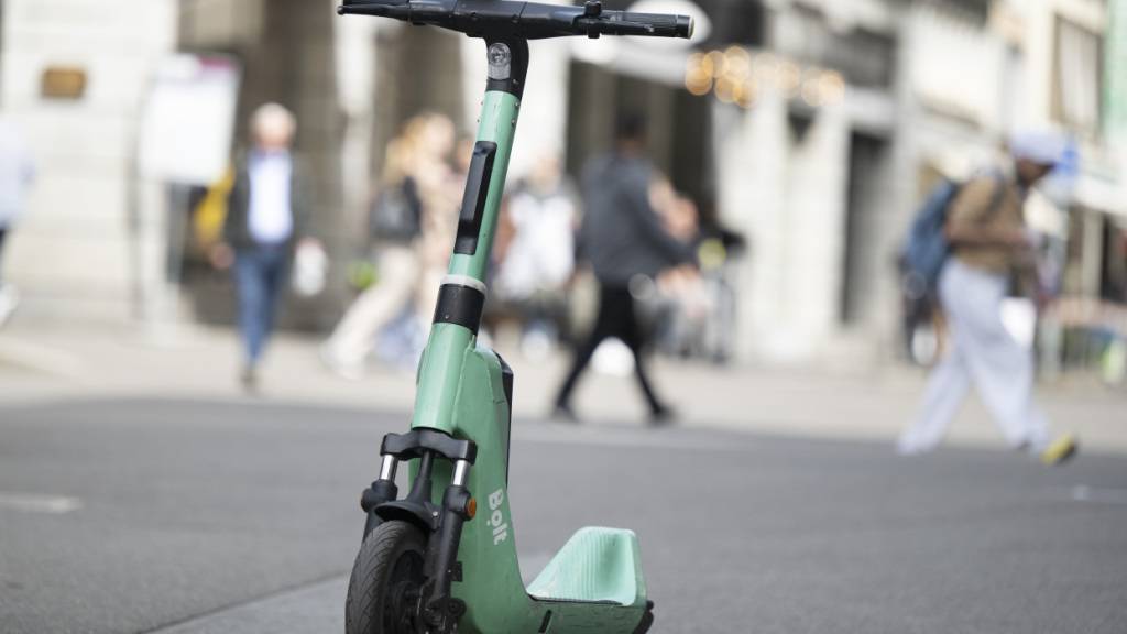 Falsch abgestellte E-Scooter sind ein Ärgernis für die Bevölkerung. (Archivbild)