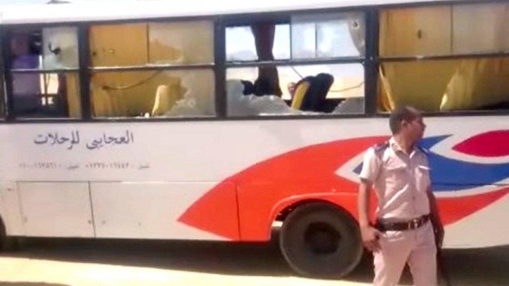 Auf die christliche Minderheit in Ägypten ist erneut ein Anschlag verübt worden: Bei einem Angriff auf einen mit Kopten besetzten Bus wurden am Freitag mindestens 28 Menschen getötet, unter ihnen viele Kinder.