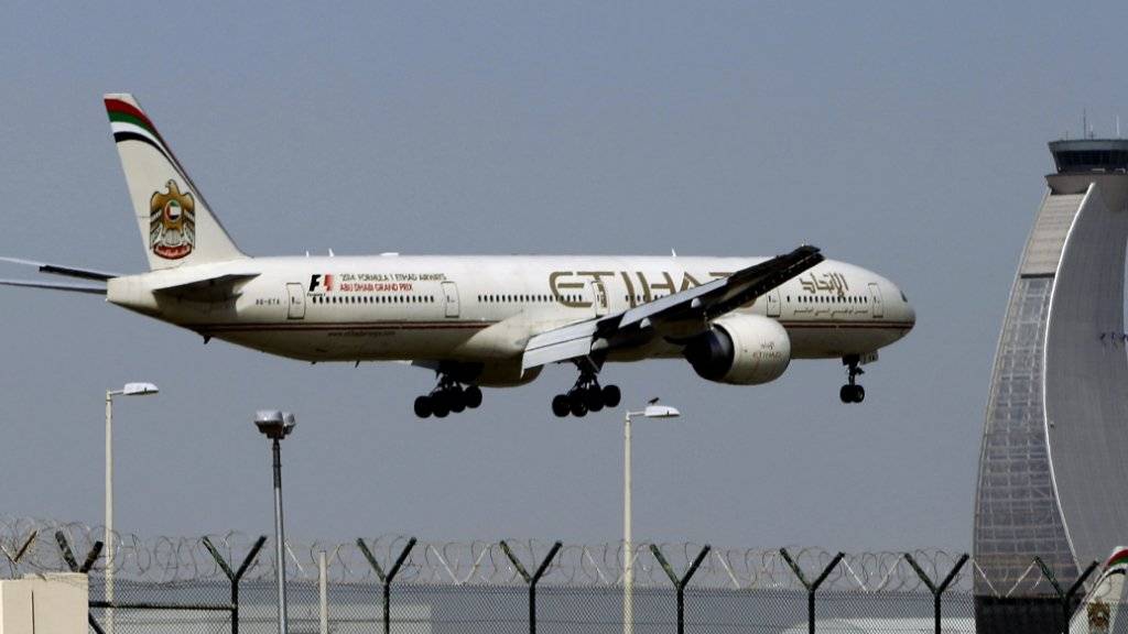 Ein Flugzeug landet am Flughafen von Abu Dhabi in den Vereinigten Arabischen Emiraten - Abu Dhabi gehört zu den zehn Flughäfen, von denen aus keine grösseren elektronischen Geräte ins Handgepäck genommen werden dürfen. (Archiv)