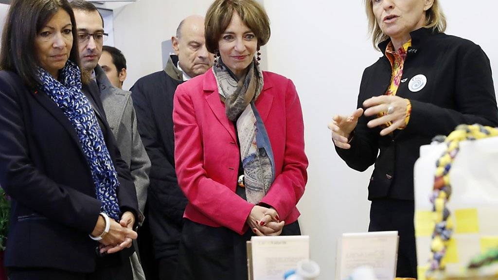 Erster Drogenkonsumraum Frankreichs: Stadtpräsidentin Hidalgo (l) und Gesundheitsministerin Touraine hören den Ausführungen von Ärztin Elisabeth Avril zu.