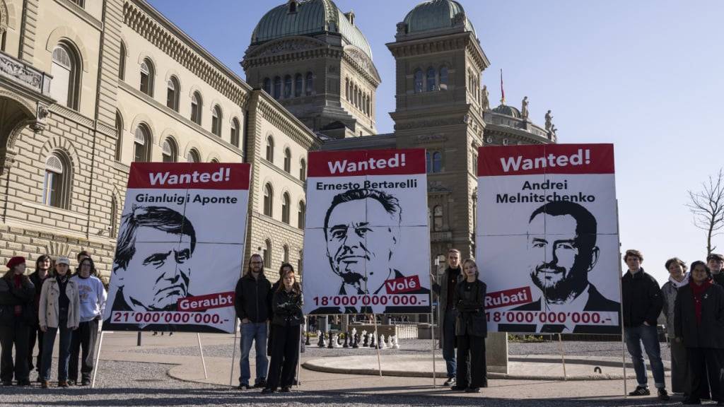 Aktivistinnen der Juso machen mit Plakaten Werbung für ihre Zukunfts-Initiative. Das Parlament empfiehlt die Initiative zur Ablehnung. (Archivbild)