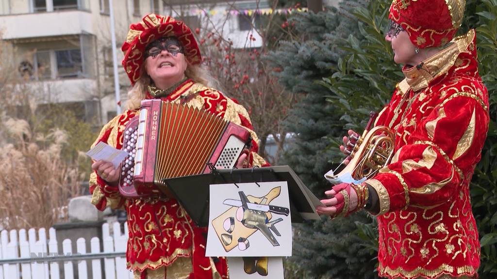 Für Fasnachtsfans: Die Schnitzelbank der Gruppe «die irren Maiden»